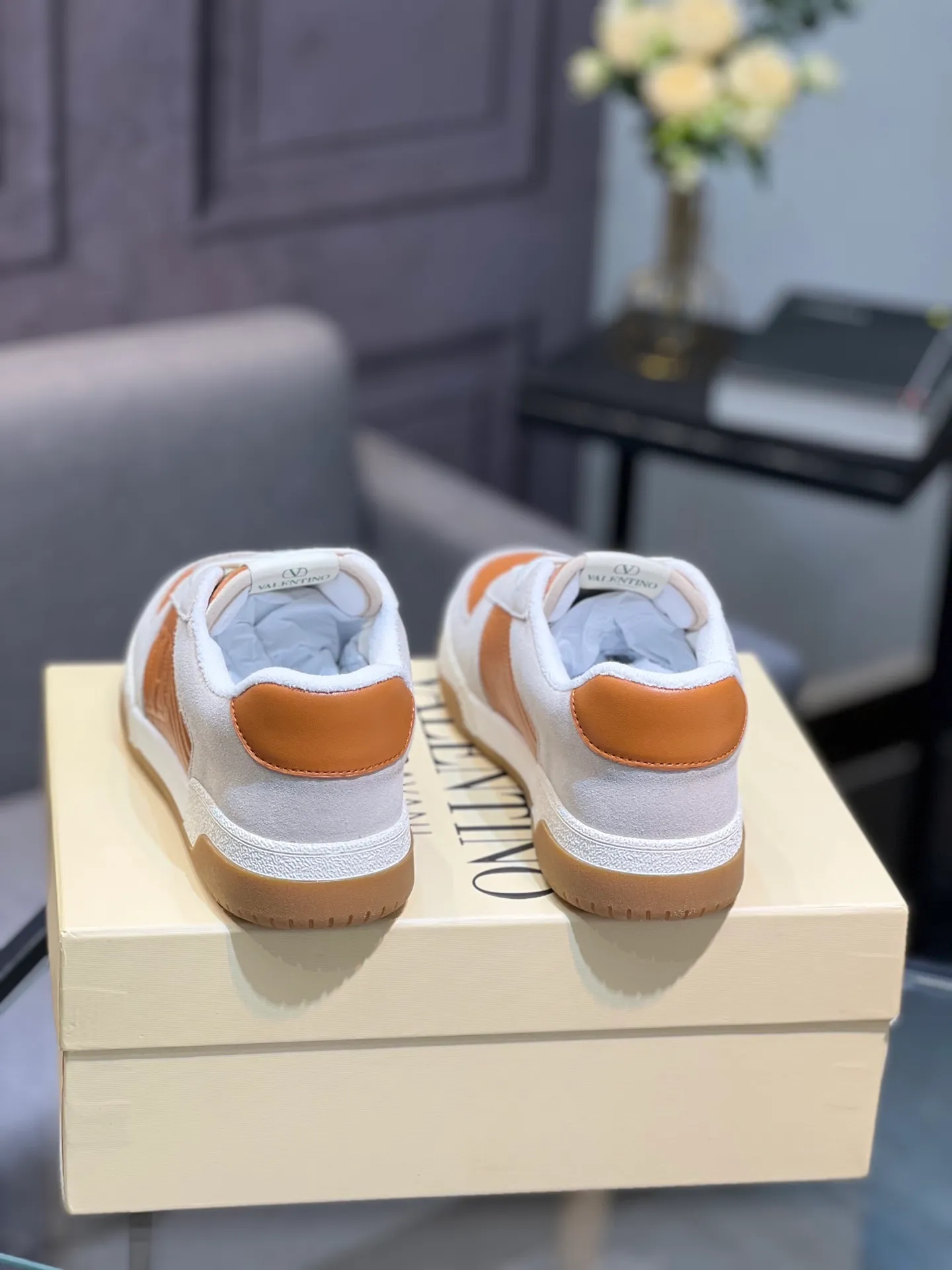 Men's shoes 💰720 VALENTINO Valentino 2025 popular casual sports shoes! 👍Fabric: Original custom punched + full-grain cowhide 👍Feet: cowhide + V-mark special injection insole (original 1:1) 👍Outsole: TPR+raw rubber combination wear-resistant outsole 👍Packaging: original beige full set of noble counter packaging 👍Code number: women's 35-41, men's 38-45 women's 40.41 men's 45.46 customized